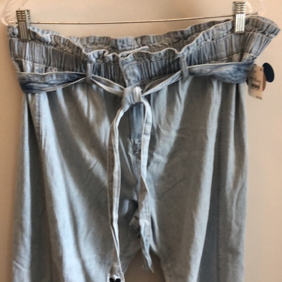 Disney/Junk Food Jeans Chambray Paper Bag Waist Mickey Cropped Embroidered 1X - Picture 3 of 14